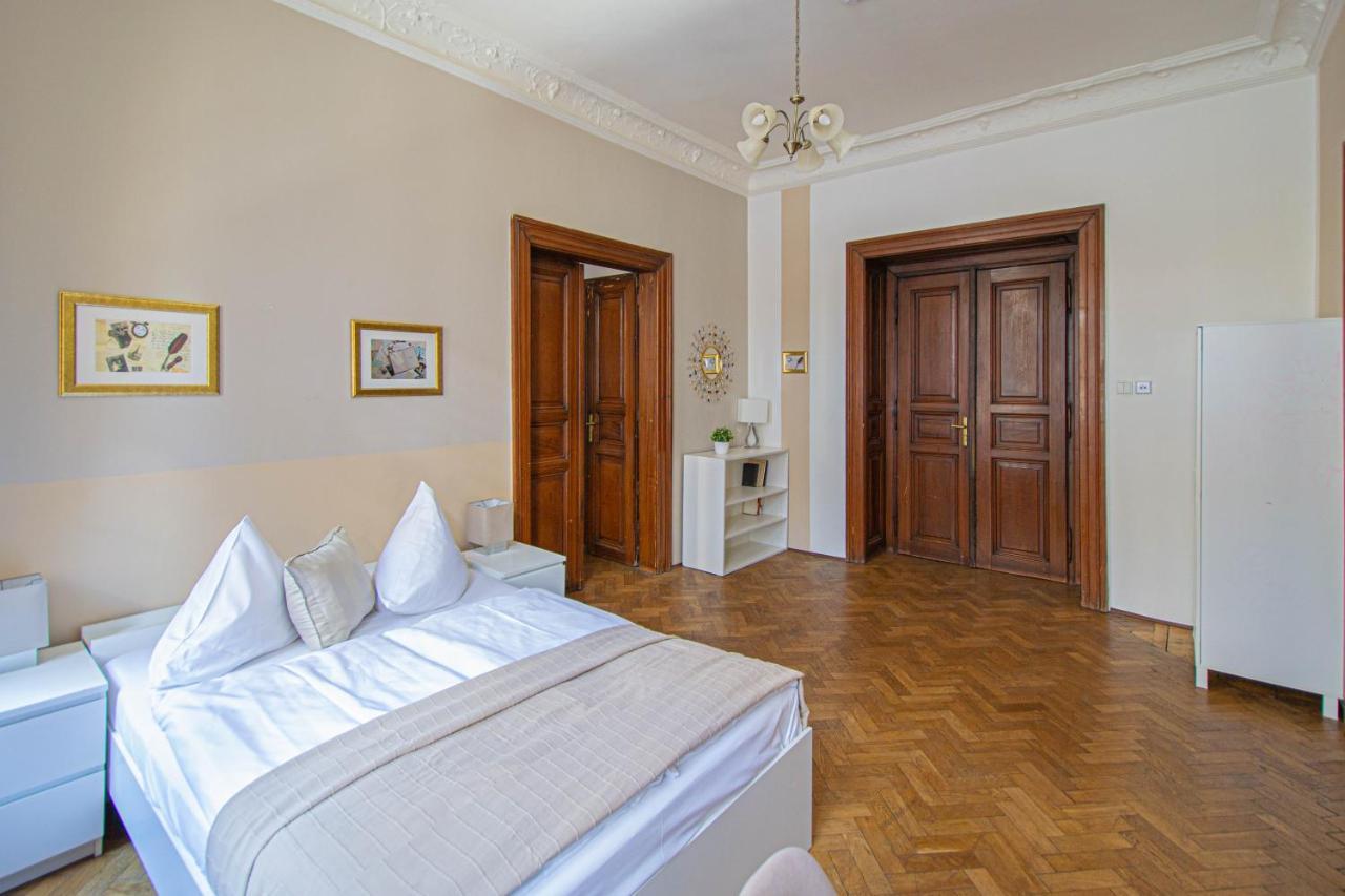 For Celebrations Spacious 3Bdr Apartment With Balcony Prague Luaran gambar